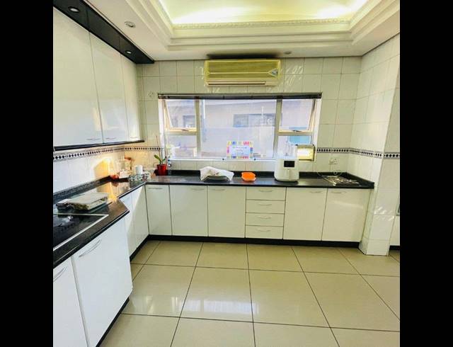 8 BEDROOM HOUSE FOR SALE IN LENASIA EXT 5